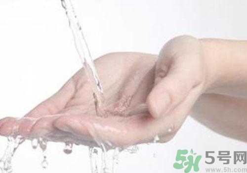 高錳酸鉀染手上了怎么辦？高錳酸鉀染手上了怎么洗掉？