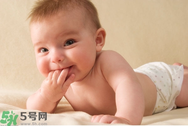 寶寶為什么喜歡咬指甲？寶寶咬指甲是怎么回事？