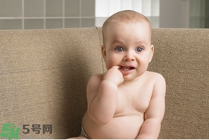 寶寶為什么喜歡咬指甲？寶寶咬指甲是怎么回事？