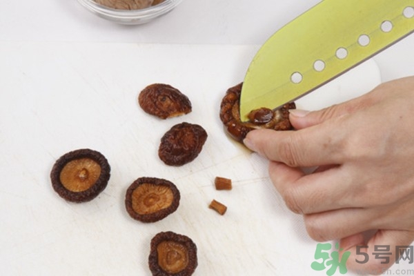 板栗燉鴨好還是燉雞好？栗子燒雞的家常做法