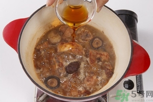板栗燉鴨好還是燉雞好？栗子燒雞的家常做法