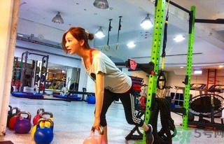 女生健身喝什么牛奶好？女生健身吃什么好？