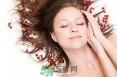 心腦血管病人吃什么食物好？如何預(yù)防心腦血管疾?。?></p><h3>心腦血管病人吃什么好</h3><h5>1. 常喝蘋果汁會(huì)降低心臟病的患病率。這是因?yàn)樘O果汁中的抗氧化劑有利于心臟的健康運(yùn)轉(zhuǎn)。</h5><h5>2. 少食 就是限制進(jìn)食的數(shù)量和種類，少食用高脂肪和高膽固醇食物，如油類、肥肉類食品，動(dòng)物內(nèi)臟，少鹽 吃鹽過(guò)多，會(huì)導(dǎo)致鈉水潴留，增加血容量，加重心臟負(fù)擔(dān)。</h5><h5>3. 多補(bǔ)充膳食纖維素，纖維素主要存在于蔬菜中，以竹筍、梅干菜、芹菜、韭菜為代表，糧食作物中以黃豆、燕麥含量較多，如每天攝入26克纖維素，就可降低女性患心臟病的危險(xiǎn)，同時(shí)心肌梗塞的危險(xiǎn)也相對(duì)降低。多補(bǔ)充維生素，葉蔬菜中富含維生素C；肉類、谷物、花生、酵母中富含維生素PP；油脂、豆類、蔬菜中富含維生素E。多補(bǔ)充微量元素，硒能保護(hù)心臟，防止病毒感染，是心臟的守護(hù)神。</h5><h5>4. 在對(duì)心臟有益的食物中，核桃排在首位。</h5><h5>對(duì)心臟有益的食物有:全麥、燕麥、糙米、扁豆、洋蔥、蒜頭、菇、茄子 。水果類：蘋果富含纖維物質(zhì)，可補(bǔ)充人體足夠的纖維質(zhì)，降低心臟病發(fā)病率，還可以減肥。 香蕉，鉀元素的含量很高，這對(duì)人的心臟和肌肉功能很有好處。櫻桃，能幫助人保護(hù)心臟健康 。黑莓，同等重量黑莓中纖維物質(zhì)的含量是其他水果的3倍多，對(duì)心臟健康有幫助。鵝肉和鴨肉的化學(xué)結(jié)構(gòu)很接近橄欖油，對(duì)心臟有好處，尤其是老人不妨適當(dāng)多吃點(diǎn)。雞肉是公認(rèn)的“蛋白質(zhì)的最佳來(lái)源”，老人、孩子更要及時(shí)補(bǔ)充。吃過(guò)肉記得喝鮮湯，最優(yōu)質(zhì)的湯非雞湯莫屬，特別是母雞湯，還有防治感冒、支氣管炎的作用，尤其是冬春季，也就是現(xiàn)在喝效果更好。</h5><h5>5. 心臟病患者,不宜吃含水量較多的西瓜等,以免增加心臟負(fù)擔(dān)。宜吃柿子、芒果、木瓜、桃子、香蕉、哈密瓜、草莓、奇異果、檸檬、石榴、桔子。這些水果都含有豐富的鉀，而鉀能防止體內(nèi)鈉的積蓄，從而可以預(yù)防高血壓等疾病。</h5><h3>心腦血管疾病如何預(yù)防<br/></h3><p style=