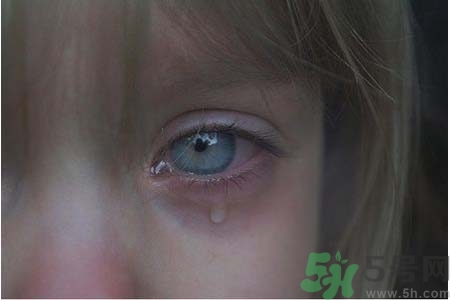 睡覺時流眼淚是怎么回事？如何保護眼睛？