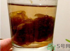 胖大?？梢院途栈ㄒ黄鹋菟葐?？胖大海和菊花一起泡水喝的功效