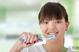洗牙能讓牙齒變白嗎？洗牙對(duì)牙齒有傷害嗎？