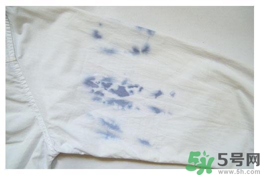 衣服長(zhǎng)黑點(diǎn)怎么洗掉？衣服上長(zhǎng)霉點(diǎn)怎么去除？