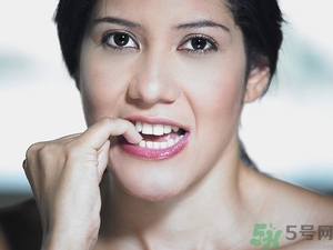 咬指甲什么原因？咬指甲是什么??？