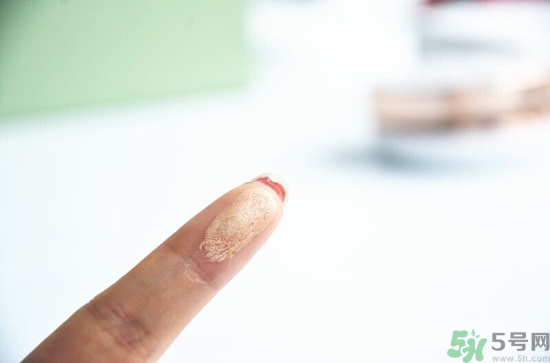 age20s粉底霜粉色和白色有什么區(qū)別？