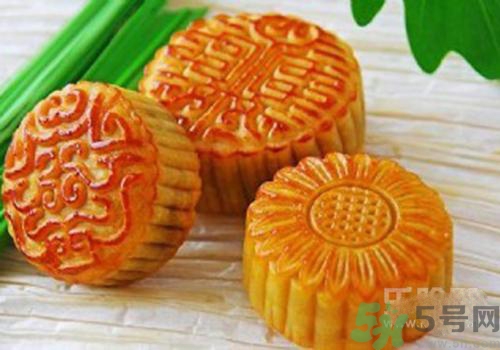 月餅裂開了是怎么回事？月餅開裂了可以吃嗎？