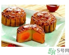 月餅裂開了是怎么回事？月餅開裂了可以吃嗎？