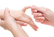手指關節(jié)疼痛的原因是什么？手指關節(jié)痛如何治療？