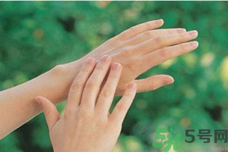 ?手指關(guān)節(jié)疼痛的危害？如何緩解手指關(guān)節(jié)疼痛？