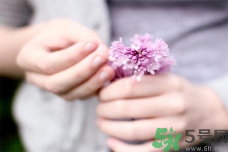 ?手指關(guān)節(jié)疼痛的危害？如何緩解手指關(guān)節(jié)疼痛？
