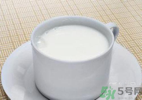 純牛奶為什么會結(jié)塊？結(jié)塊的純牛奶可以喝嗎？
