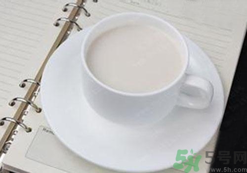 純牛奶和酸奶哪個(gè)營(yíng)養(yǎng)更高？喝純牛奶好還是酸奶好？