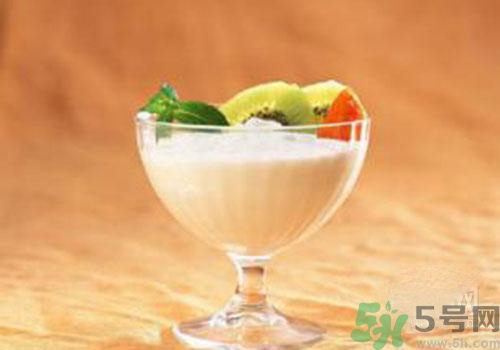 純牛奶和酸奶可以一起吃喝嗎？純牛奶和酸奶一起喝有什么好處？