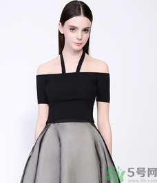 一字肩的衣服內(nèi)衣怎么穿？一字肩的衣服里面穿什么內(nèi)衣？