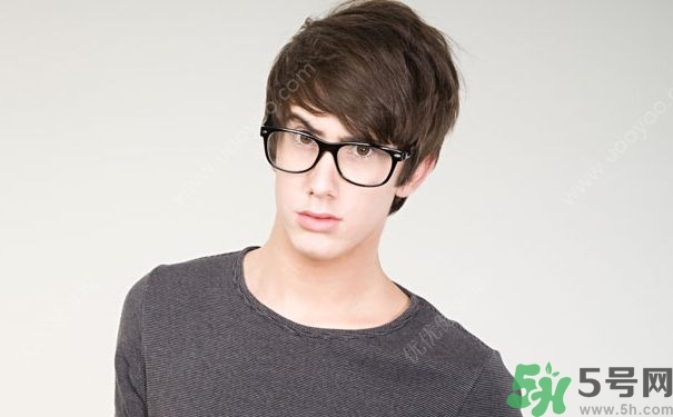 15歲男孩的標(biāo)準(zhǔn)身高應(yīng)該多高？15歲男孩的標(biāo)準(zhǔn)身高體重