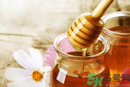 蜂蜜不能和什么一起吃？哪些人不能吃蜂蜜？