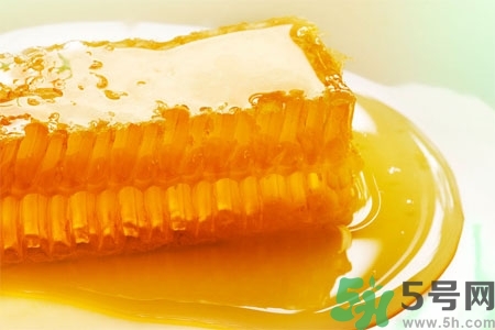 蜂蜜不能和什么一起吃？哪些人不能吃蜂蜜？