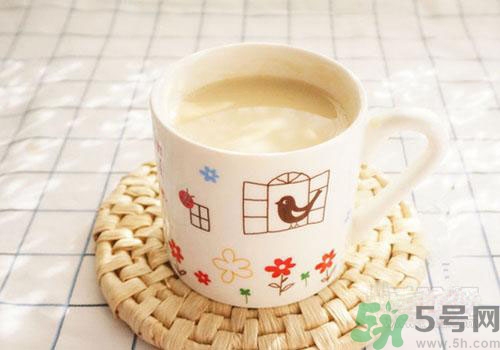 痛風(fēng)可以喝牛奶嗎？痛風(fēng)喝多少牛奶比較好？