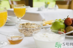 蘋(píng)果和酸奶能一起吃嗎？蘋(píng)果和酸奶能一起榨汁嗎？