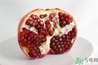 吃石榴手指發(fā)黃怎么辦？吃石榴手指變黑怎么辦？