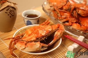 吃螃蟹可以喝紅酒嗎？吃螃蟹可以喝酒嗎？