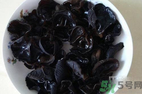下巴長(zhǎng)痘是上火嗎？下巴長(zhǎng)痘吃什么好？