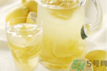 檸檬水能隔夜喝嗎？隔夜的檸檬水還能喝嗎？