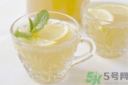 檸檬水能隔夜喝嗎？隔夜的檸檬水還能喝嗎？