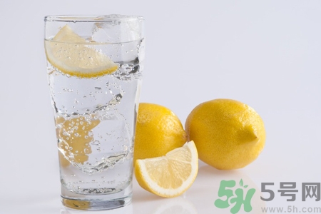 檸檬水能隔夜喝嗎？隔夜的檸檬水還能喝嗎？