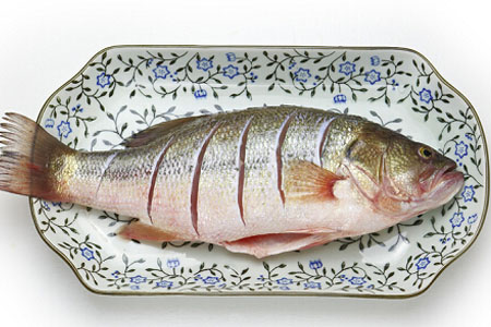 如何挑選新鮮魚？怎樣吃到不被污染的魚？