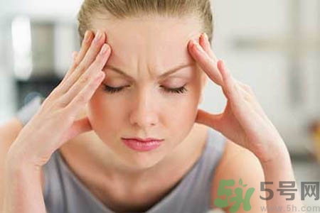 偏頭痛的原因是什么？女性偏頭痛的癥狀有哪些？