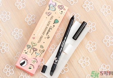 solone眼線筆怎么削？怎么推出來？
