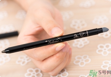 solone眼線筆怎么削？怎么推出來？