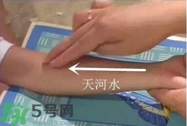 積食發(fā)燒怎么推拿？積食發(fā)燒推拿手法圖解