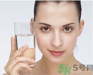 秋季補(bǔ)水效果好的護(hù)膚品有哪些？秋季補(bǔ)水的重要性