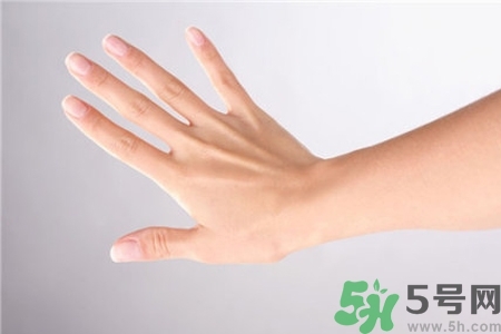 手干裂怎么回事？手干裂怎么治療？