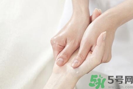 手干裂怎么回事？手干裂怎么治療？