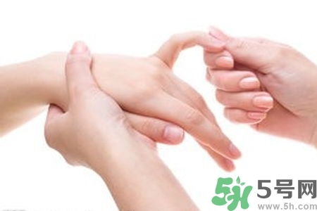 手干裂怎么回事？手干裂怎么治療？