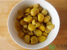 熟板栗怎么去皮最快？煮熟板栗怎么去皮？
