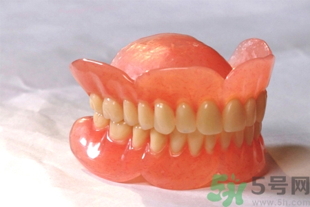 假牙會(huì)導(dǎo)致口腔疾病嗎？如何正確清潔假牙？