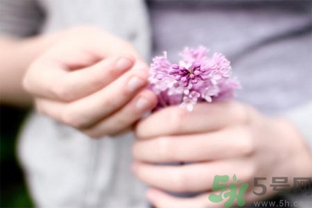 手部如何護(hù)理？秋季怎樣預(yù)防皮膚干燥？