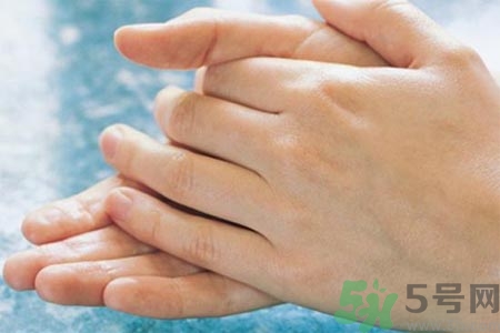 手部如何護(hù)理？秋季怎樣預(yù)防皮膚干燥？