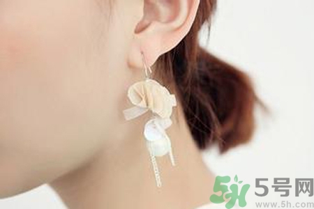 女生打幾個耳洞好看？什么年齡打耳洞最好？