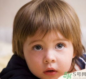 小孩皮膚黃是什么原因？小孩皮膚黃怎么辦？
