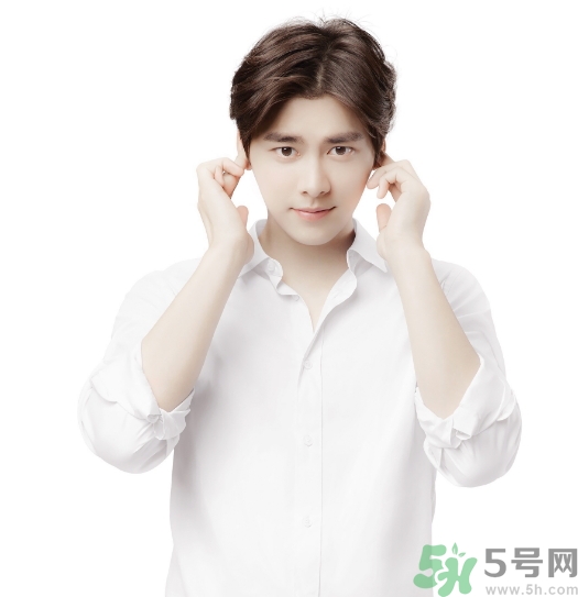 結(jié)婚可以穿白色襯衫嗎？結(jié)婚可以穿藍色西裝嗎？