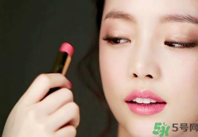 口紅怎么選適合自己的？口紅怎么涂好看？